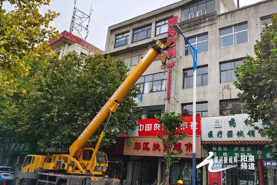 阳泉市城管再“亮剑” 正在有序拆除233处违规户外广告牌